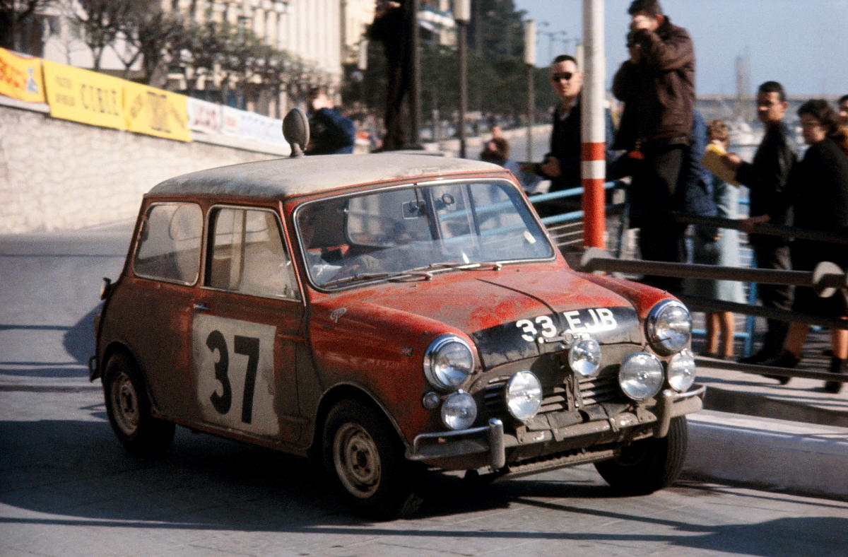 Design MINI Cooper S avec carrosserie rouge et toit blanc